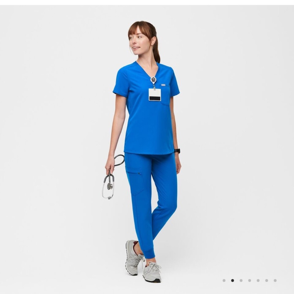 FIGS Catarina One Pocket Scrub Top in Royal Blue size Small